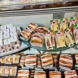 紧紧追随贴标签的店员[加油]