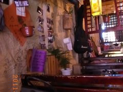 墙壁上各种留言，还有老田和女儿豆豆的照片-飘香酒馆·私房菜