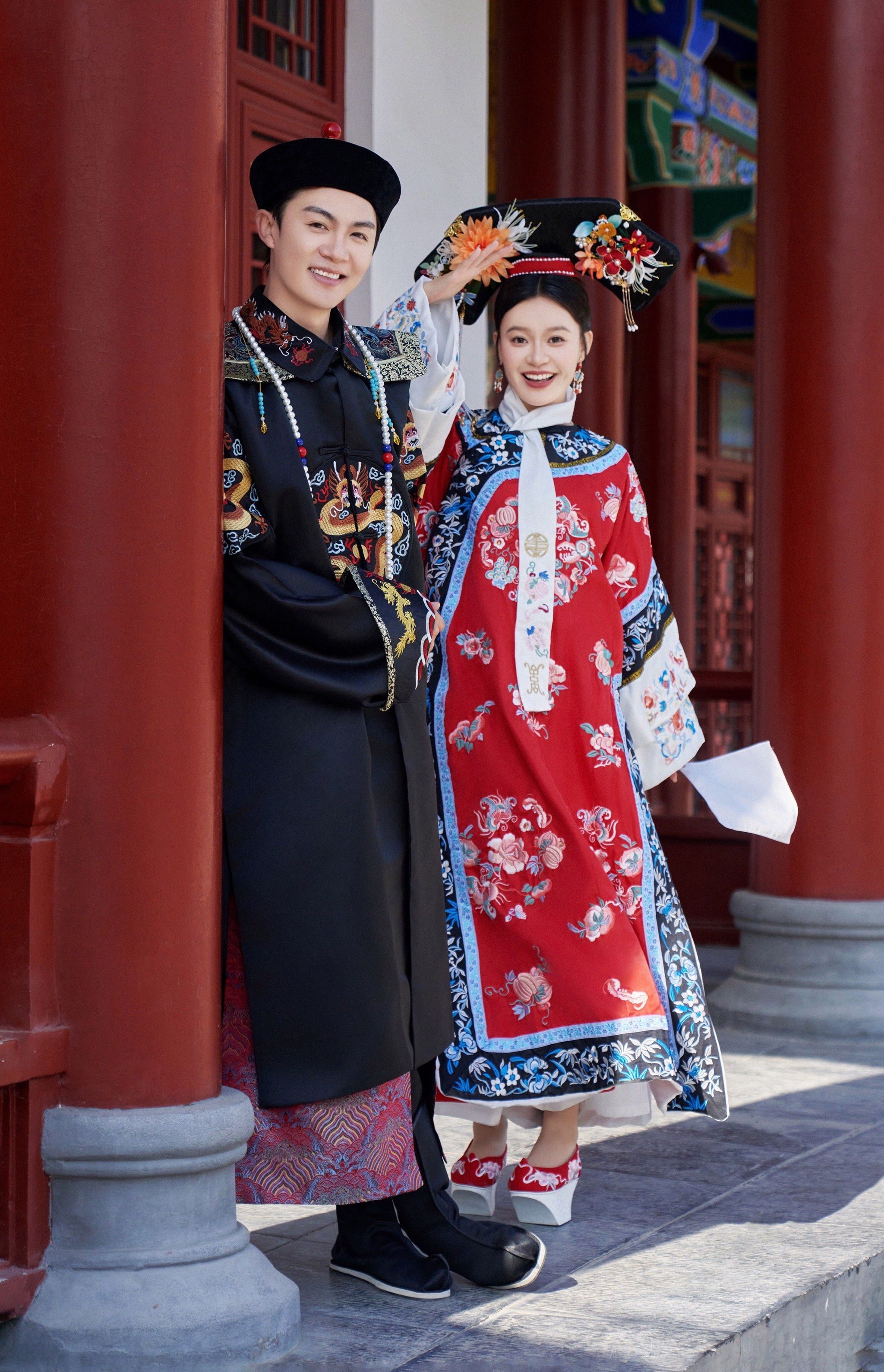 n当清朝风吹入古都,
谁能抗拒把婚纱照拍成一部电视剧呢
格格
