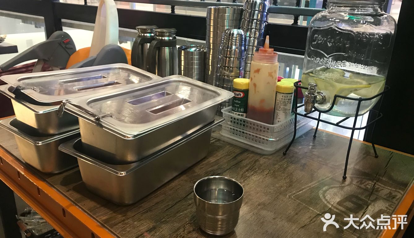 被小伙伴种草的这家店，蛮有工业风的一家店，六楼远远的