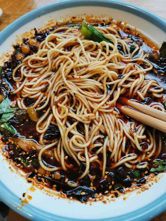 无名糊辣壳牛肉面-"渝北区龙溪镇小学对面,临街的门面不是很大.