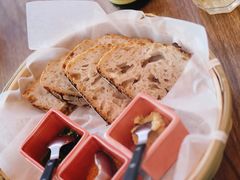 三种酱配酸面包-Mesa Madre梅萨妈妈·Bintana(国贸店)