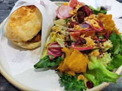 无花果藜麦沙拉配秘汁烤鸡三明治-THE WOODS 简餐 (国贸商城店)