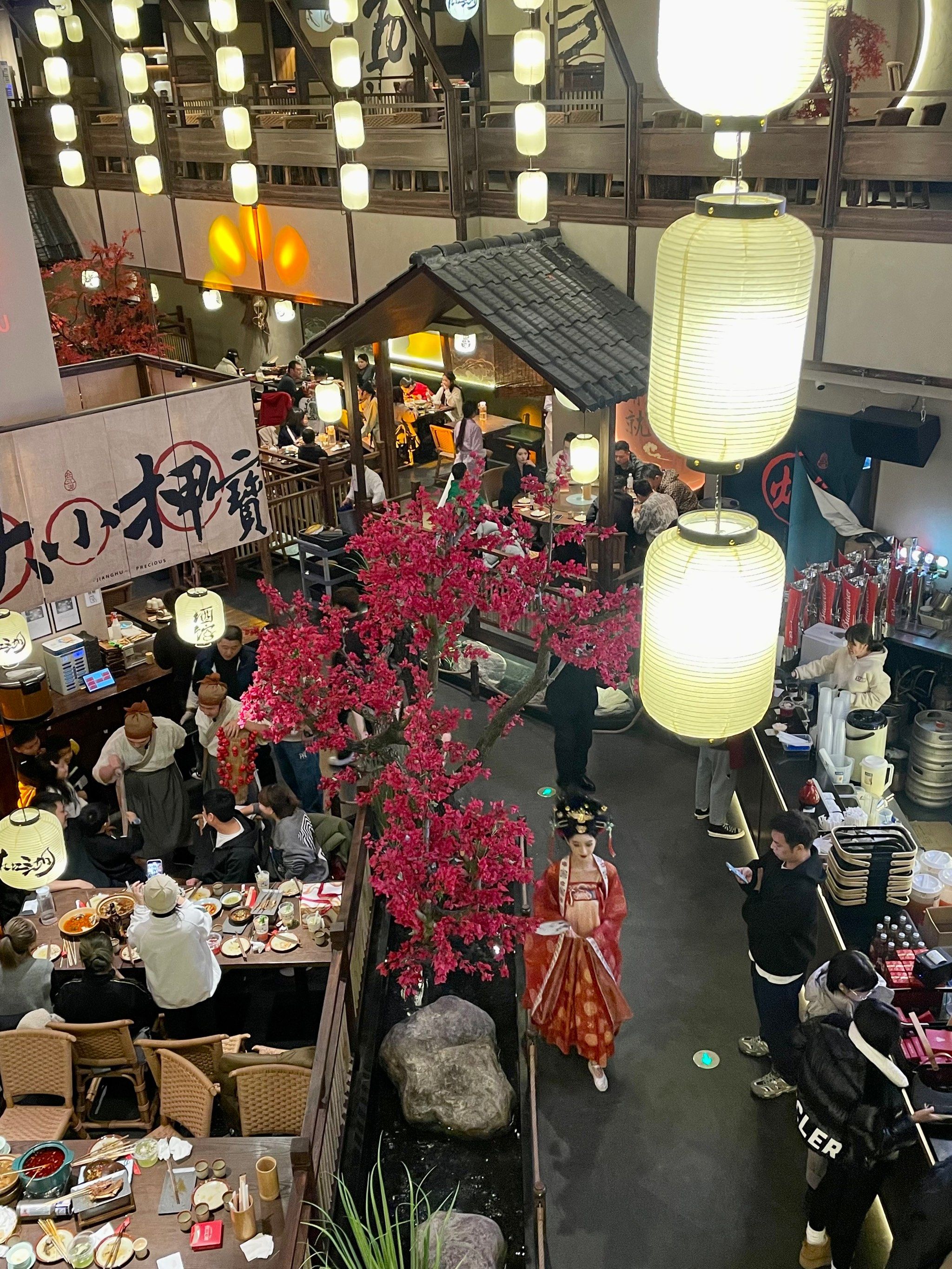 n翩翩起舞的古装美人让人仿若置身宋景繁华🪷
还有真人npc互动