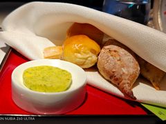 餐前面包配黄油-弦月窗LUNETTE BY AMANDA(复兴路店)