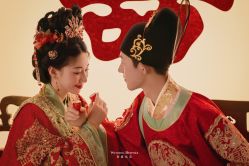 -喜爱高定婚纱摄影