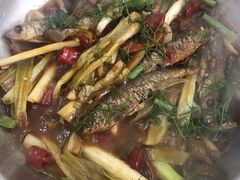 酸辣茴香小鱼-谢师酒家