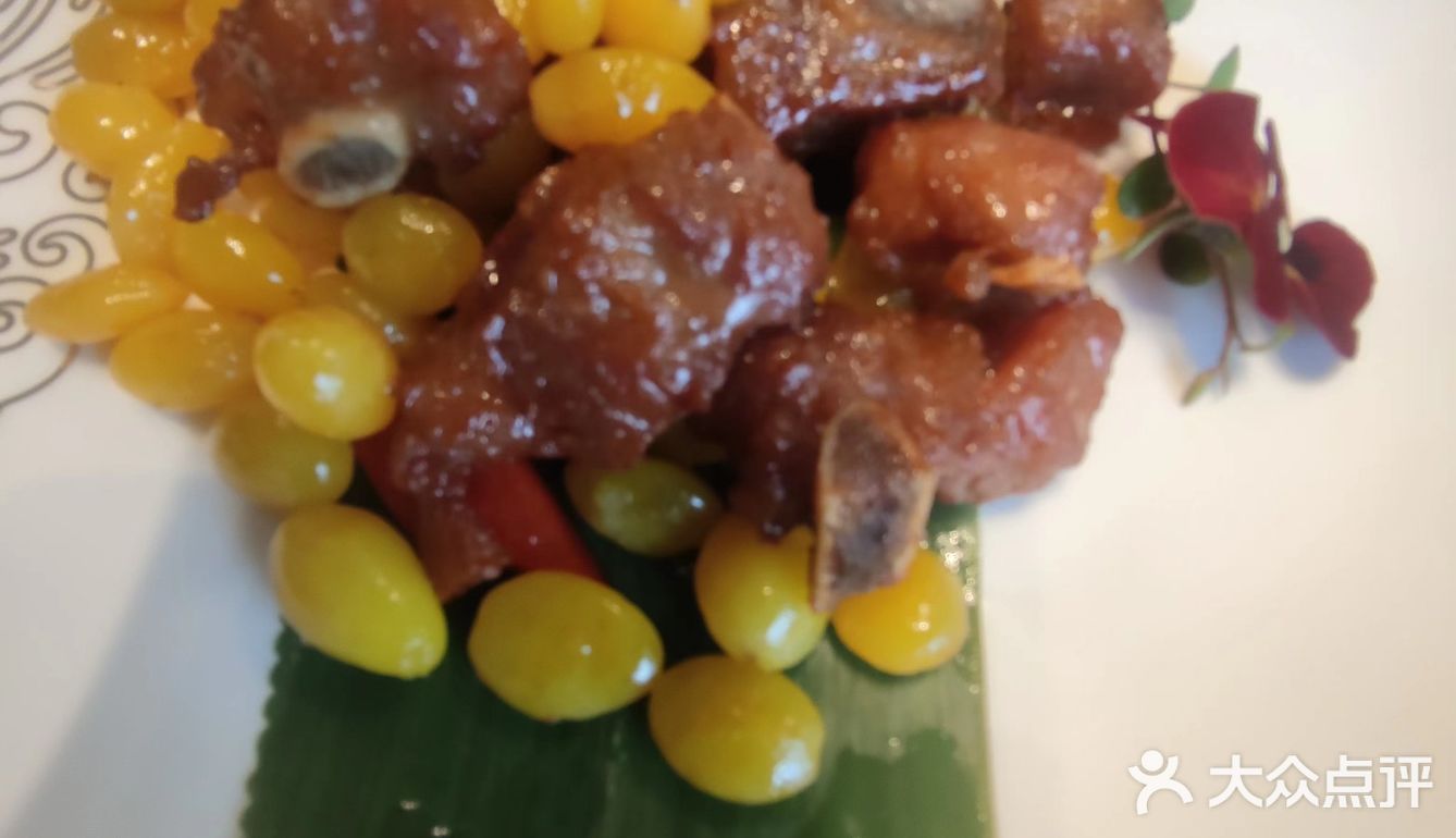落坐后烦于点菜便团购了585套餐。共有9道菜品且量大
