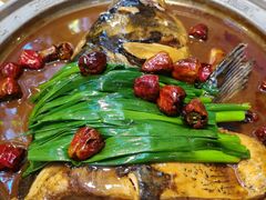 鸿运当头鱼头-山楂树融合菜餐厅