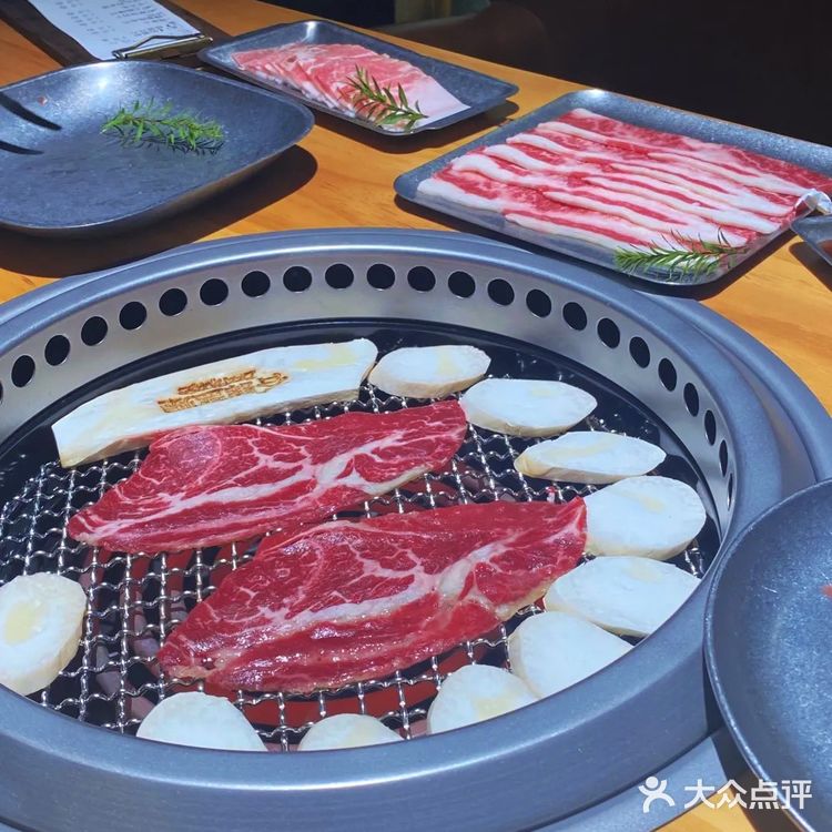 这家烤肉店真解放双手！体会帅哥烤肉的快乐！