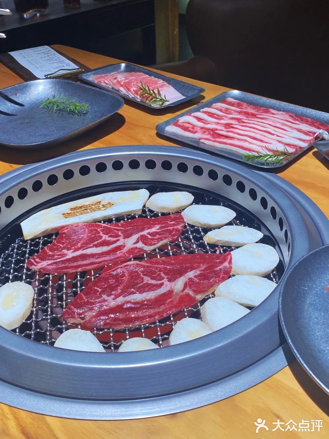 这家烤肉店真解放双手！体会帅哥烤肉的快乐！