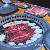 这家烤肉店真解放双手！体会帅哥烤肉的快乐！