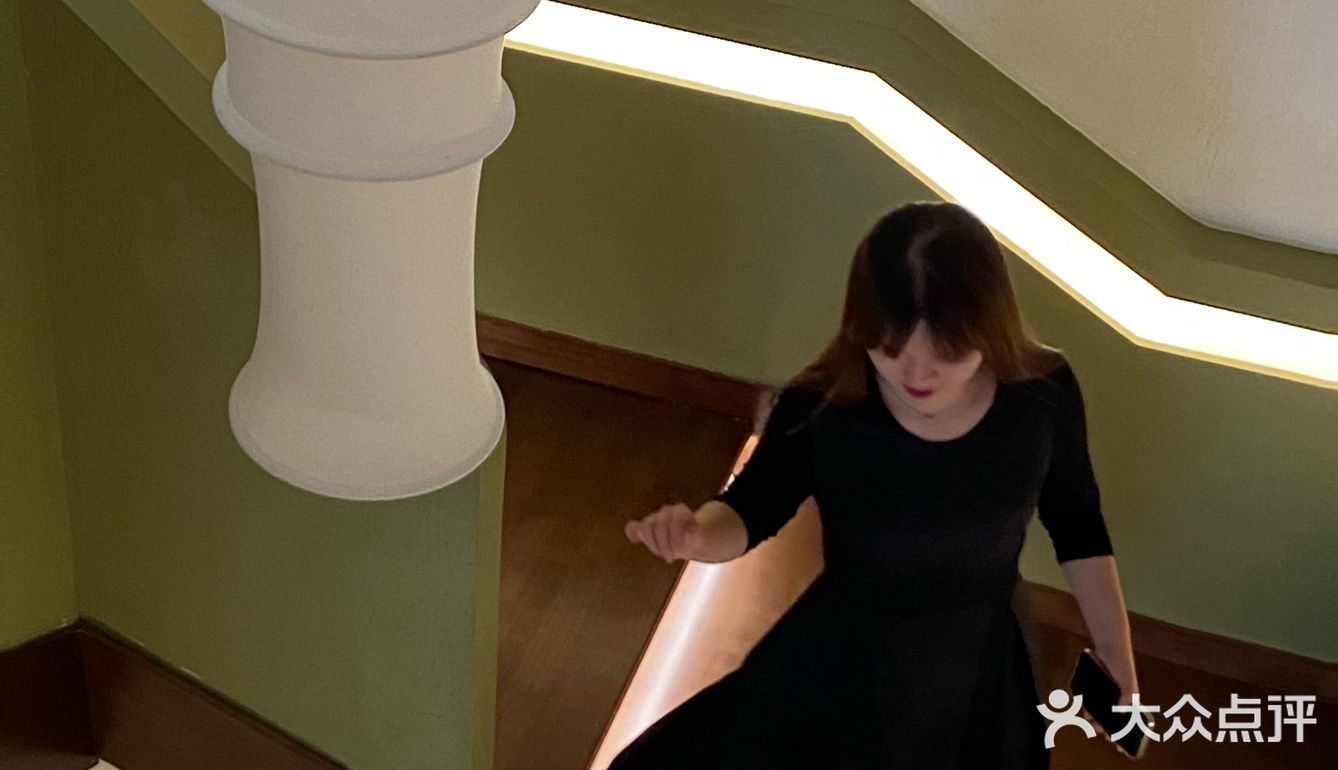 南阳探店下午茶 树下沐屋 超出片的旋转楼梯