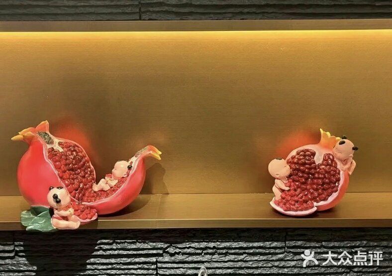 吃的时候可以带着朋友过来，位置很宽松