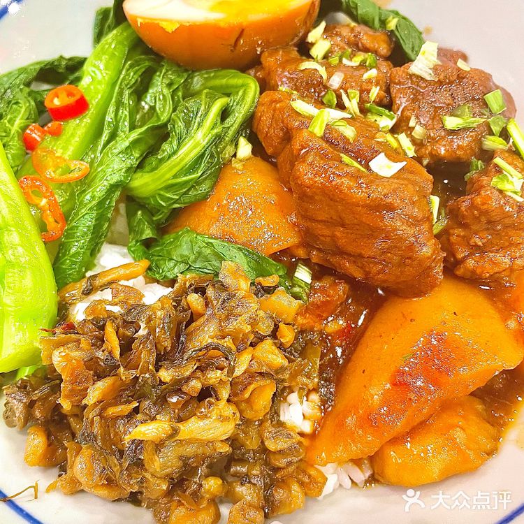 胃口好的小伙伴来吃这个太美了！「陈鼎记超级牛腩饭」