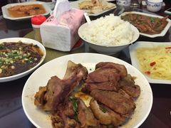 环境整洁，上菜速度快，口味不错哦，服务态度很热情图片名称.jpg-烟雨人家(塔湾街店)