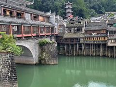 -临江餐馆二楼美食部落