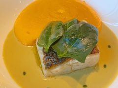 香煎海鲈鱼柳伴青豆及香茅汁-L'ATELIER de Joel Robuchon(外滩18号店)