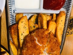 英式炸鱼配宽薯-HELLO 27 意面·沙拉·帕尼尼