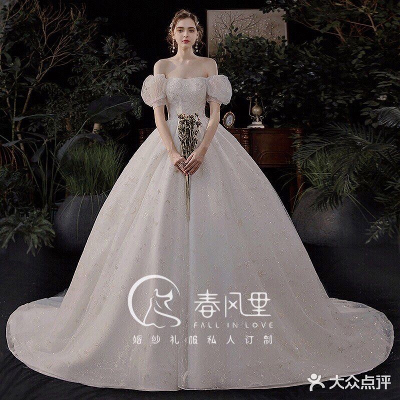 灯光的镜头是你纯色的裙摆