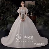 灯光的镜头是你纯色的裙摆