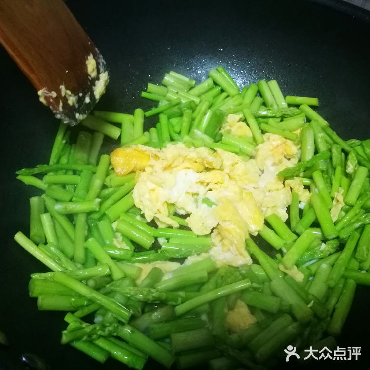 芦笋炒蛋，清爽可口好味道。