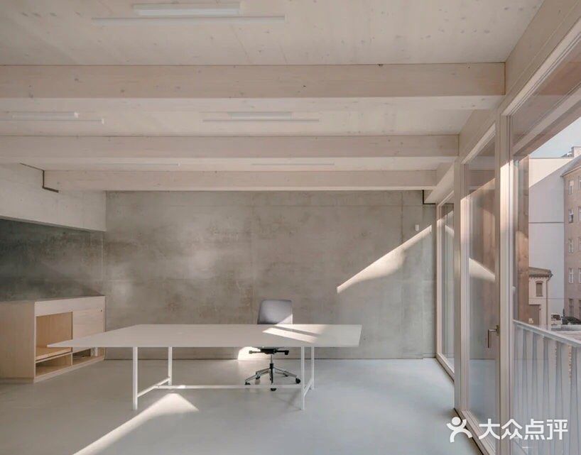 由马车房和车间改造的共享工作空间REMISE