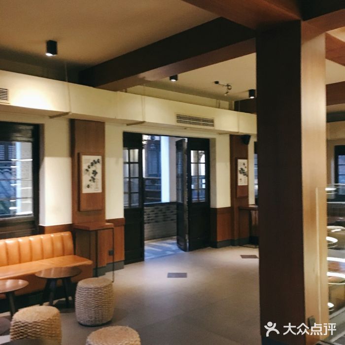 星巴克臻选(成都宽窄巷子店)大堂图片