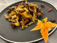 干辣椒炒美味牛肝菌-蔼若春.传承云南菜(金碧公园店)