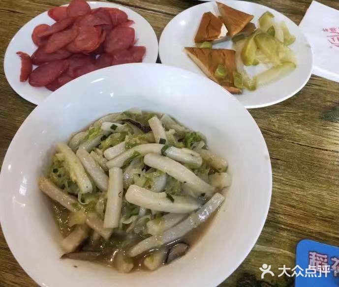 这是一家多年的老店，店铺装修很简单