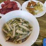这是一家多年的老店，店铺装修很简单