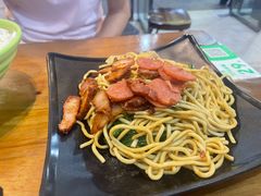 叉烧鱼蛋腊肠扁食捞面-明叔捞面