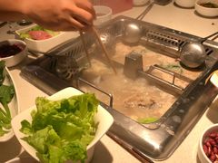 骨头汤锅底-海底捞火锅鲜切牛肉主题店(长寿路店)