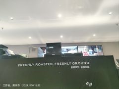 -瑞幸咖啡(小龙湾地铁站临街店)