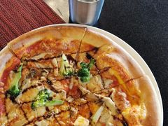 香烤鸡肉比萨配香葱及西兰花-WOLFGANG PUCK KITCHEN & BAR(迪士尼小镇店)