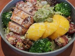 秘制鸡肉芒果牛油果沙拉-魏斯理汉堡(西安沣东吾悦店)