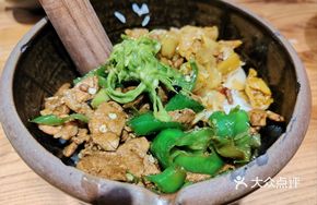Spicy Stir-Fried Pork with Cucumber Skin and Roasted Chili