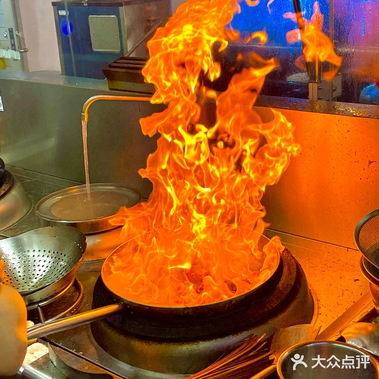 广州!这家鸡煲现宰现做,汤底甘甜到舔碗🥘