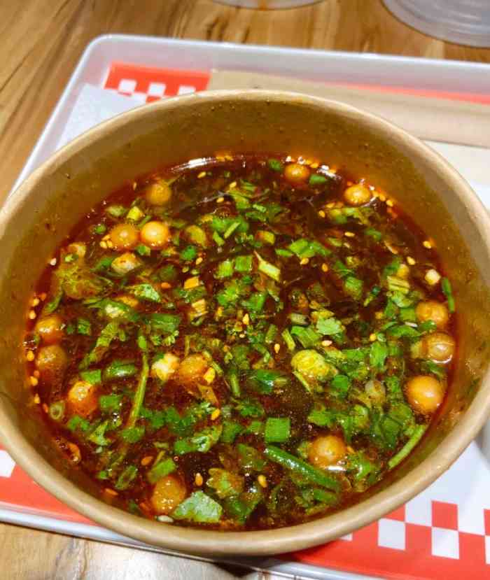 一个人吃了一份小豆花,一个酸辣粉,还有一西少爷酸辣粉