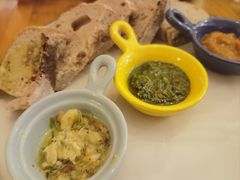 三种酱配酸面包-Mesa Madre梅萨妈妈·Bintana(国贸店)