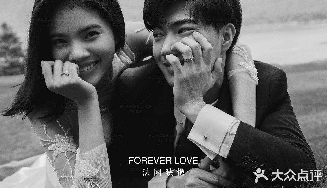 黑白色调对法式婚纱照的浪漫有着独特的的镜头表达。✅㊙️😘