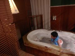 小宝在大浴缸里泡澡，太大了，套个游泳圈~-娜娜度假小旅馆