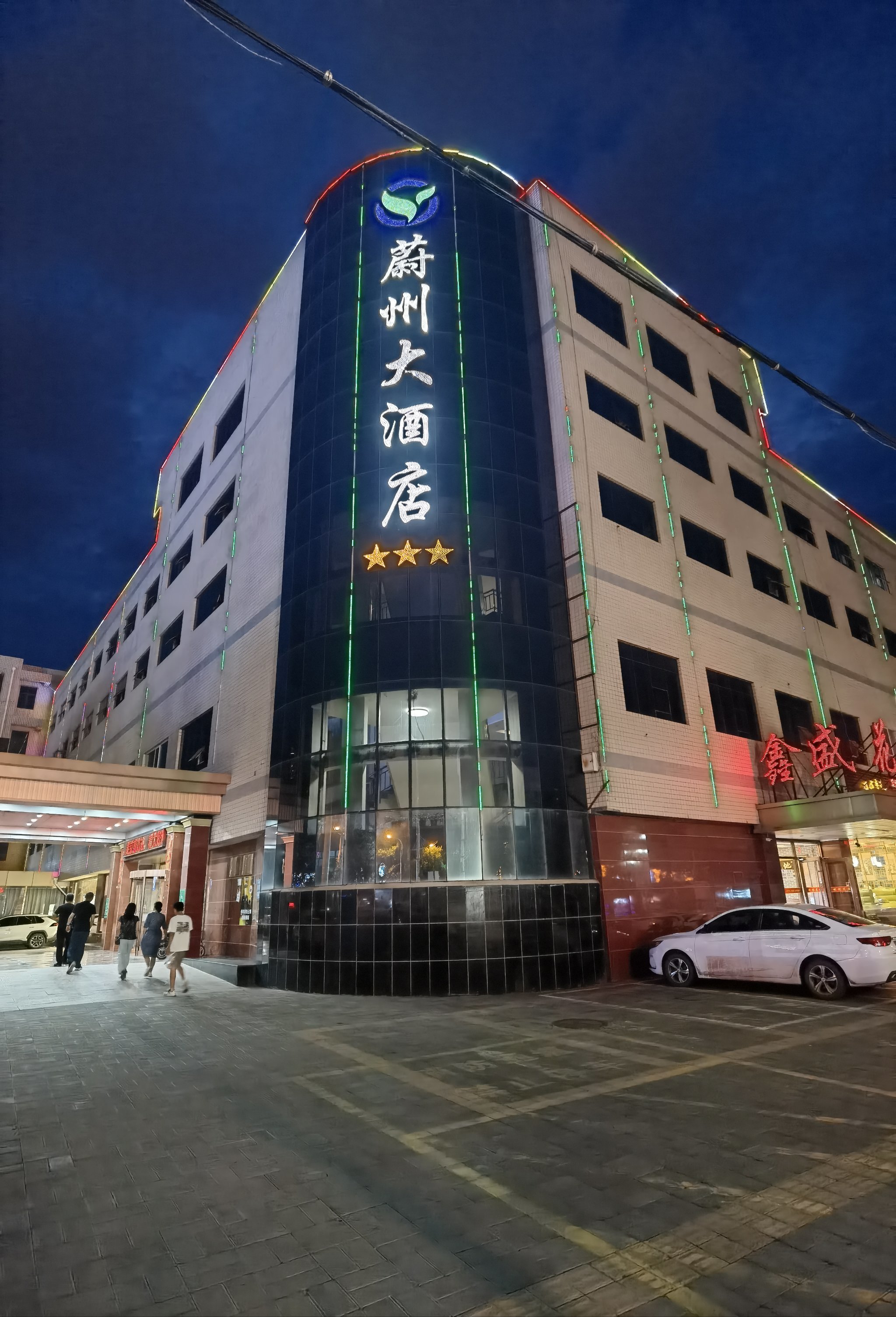 品尝烤骨头特色佳肴