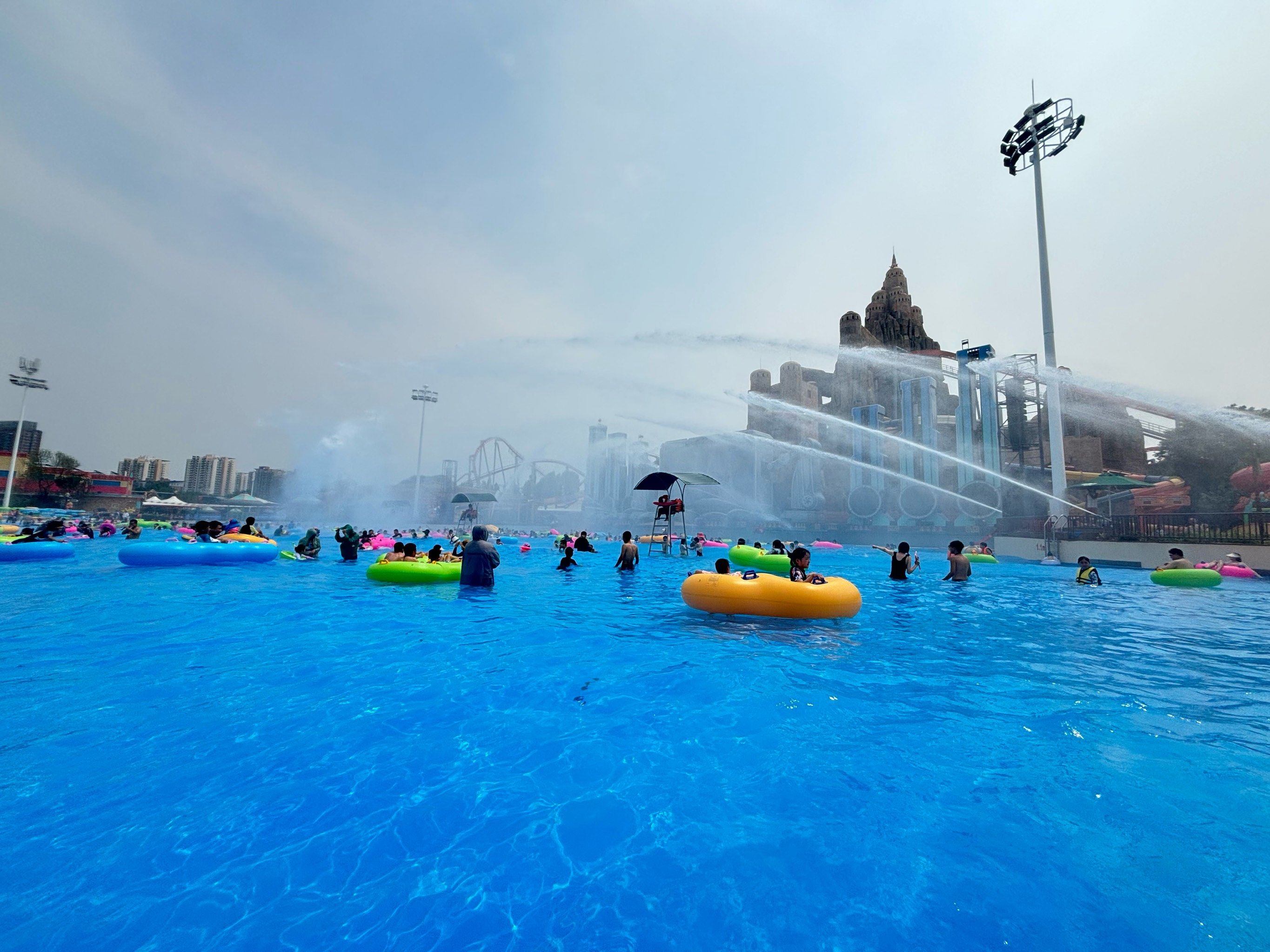 天天领红包欢乐谷水上乐园刚开业,人不多,但挺好玩