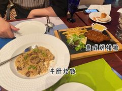 -香格里拉鱼跃地中海西餐厅·牛排披萨