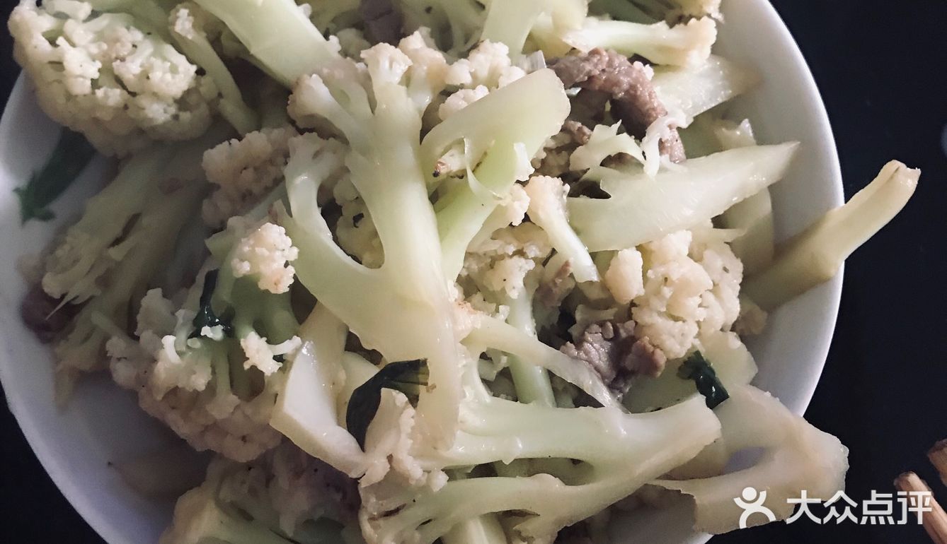 材料:铁锅一个，花菜一颗，葱姜蒜