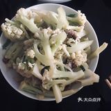 材料:铁锅一个，花菜一颗，葱姜蒜