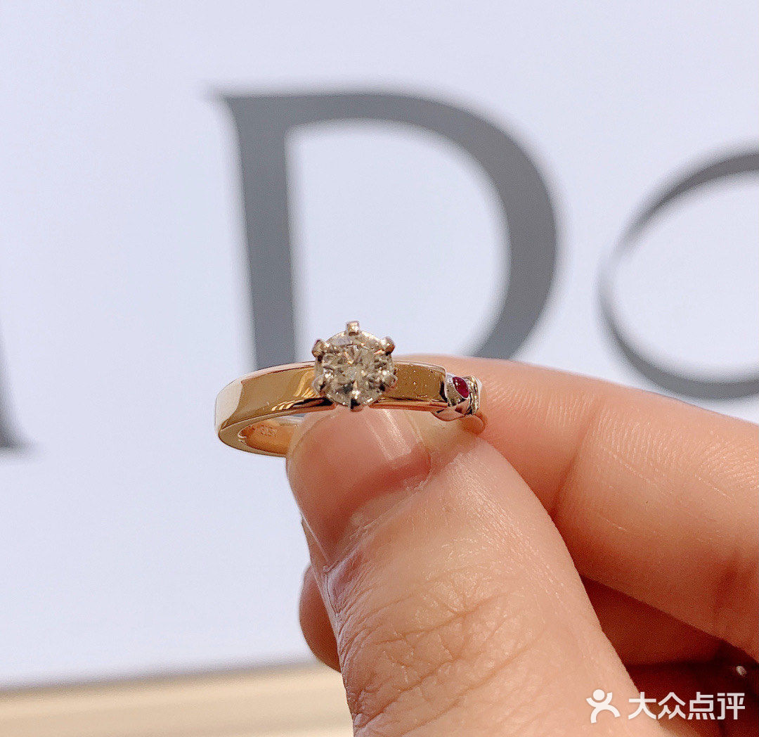 360·Iove系列是近年推出的新婚戒指，整个系列的