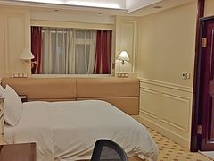 -深圳富苑皇冠假日套房酒店