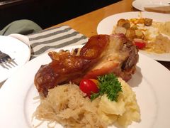 烤猪肘配酸菜土豆泥-兰特伯爵西餐厅·啤酒屋(方庄店)